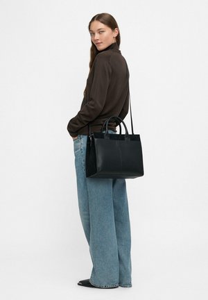 Czarna skórzana torba tote z podwójnymi uchwytami u góry i regulowanym paskiem na ramię; charakteryzuje się eleganckim wzornictwem i gładką fakturą.