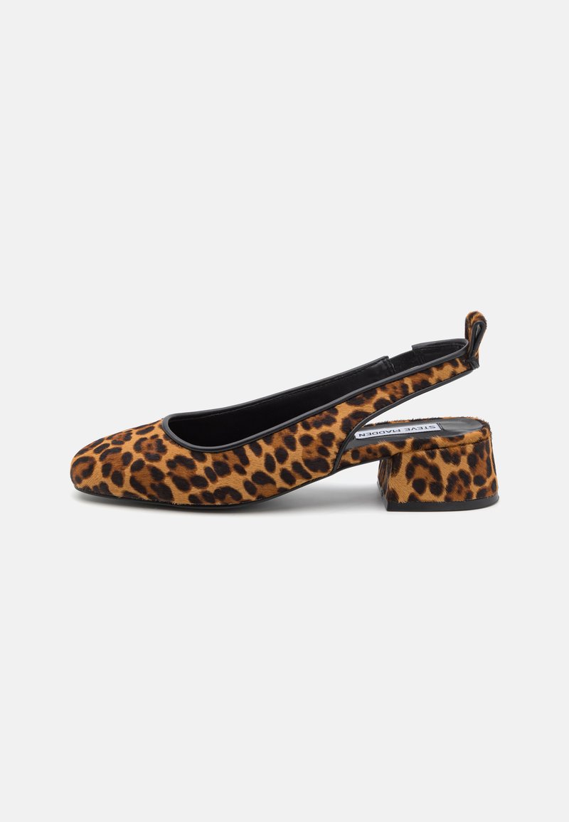 Slingback-skor med leopardmönster, rund tå, svarta kantdetaljer och en kraftig klack. Materialet verkar strukturerat och mjukt.