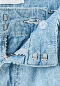 Hellblauer Denimstoff mit Knopfloch, klarem Knopf, Metallreißverschluss und zwei Metallhaken- und Ösenverschlüssen am Bund.
