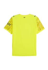 Gul atletisk tröja med en mjuk textur, korta ärmar och ett mönstrat accent på ärmarna. Svart logotyp på baksidan.