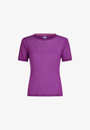Chemise violette à manches courtes en tissu texturé, avec un col rond et un logo discret. Conception légère et respirante.