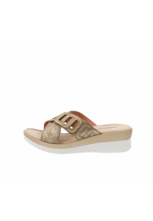 Sandali a scivolo beige con una parte superiore texturizzata, dotati di una fibbia decorativa metallica e una suola a cuneo bianca. Materiale simile alla pelle scamosciata con dettagli lisci.