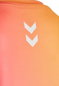 Orange gradiente idrottströja med en slät textur och tre vita nedåtriktade chevron-ränder på den övre ryggen.