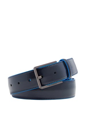 Cinturón de cuero negro con bordes y costuras azules, hebilla rectangular plateada y nombre de la marca grabado en el marco de la hebilla.