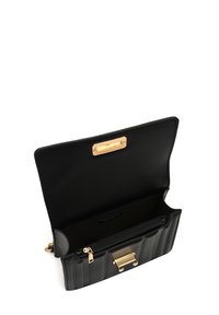 Borsa a mano in pelle nera con design trapuntato, hardware dorato e tasca interna con zip. Chiusura a scatto, completamente aperta per la visione.