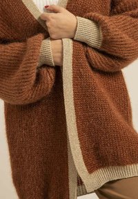 Dona x Lisa LONG OUVERT KODY - Gilet - camel