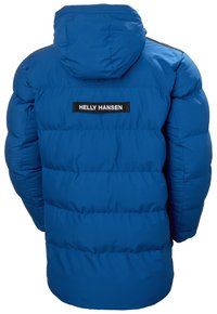 Modrá péřová bunda s kapucí, se širokými horizontálními prošívanými pruhy. Černá značka "HELLO HANSEN" na horní části zad. Hladký, lesklý povrch.
