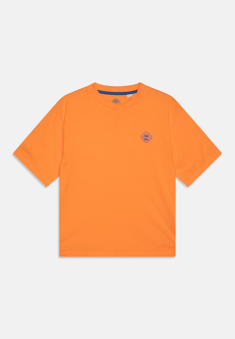 Orange kortærmet t-shirt lavet af bomuld, med et cirkulært logo i lilla på venstre bryst og en ribbet halsudskæring.