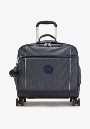 Valigia a ruote blu con finitura testurizzata, due ruote, manico estraibile, tasca frontale con zip e un portachiavi a forma di scimmia attaccato.