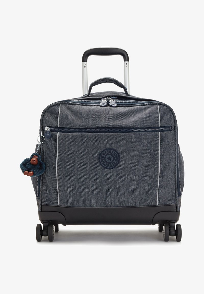 Maleta con ruedas de tela azul, con un acabado texturizado, dos ruedas, un asa retráctil, bolsillo con cremallera en la parte delantera y un llavero de mono adjunto.