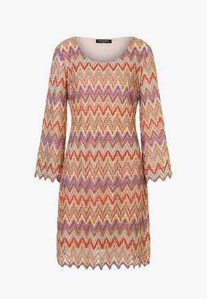 Robe à motif zigzag coloré avec manches trois-quarts et bords festonnés sur les manches et l'ourlet.