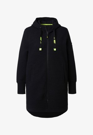 Veste noire à capuche avec fermeture éclair, tissu texturé, deux poches latérales, cordons de serrage verts néon et ourlet incurvé. Design durable et confortable.