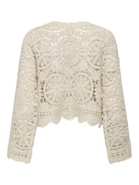 Veste longue à manches longues crochetée de couleur crème avec des motifs floraux et circulaires en dentelle et des bords festonnés.