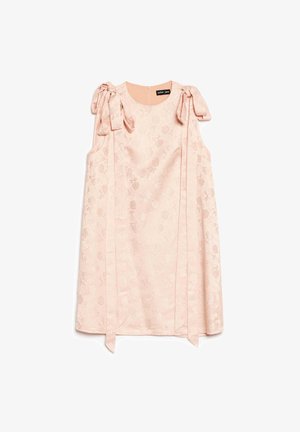 Sõrmedeta heledat roosat lillelist žakaarkleiti, mille õlavarrepaelad on seotud ripe ja ümmargune kaelus.