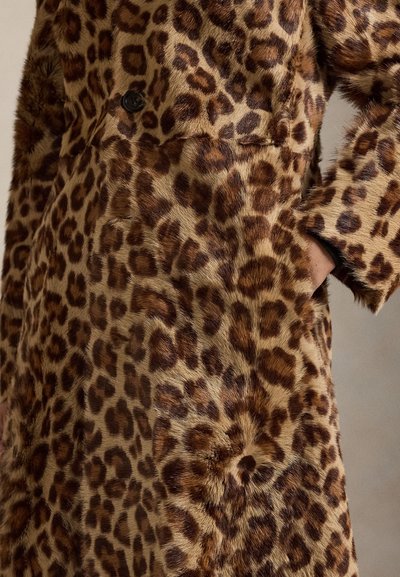 Kabát z umelého kožúška s potlačou leopardieho vzoru, mäkkej textúry, s tmavohnedými škvrnami na svetlohnedom podklade a bočným vreckom.