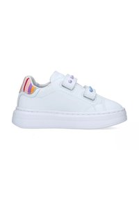 Scarpa da ginnastica bianca con due fascette in velcro, caratterizzata da una superficie texture e un dettaglio a strisce colorate nel tallone. Suola leggera e piatta.