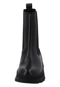 Botines de cuero negro con paneles laterales elásticos, punta redondeada y suela gruesa. Incluye una tira para facilitar su uso.