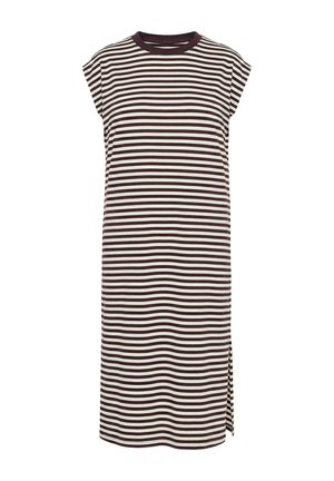 Šaty bez rukávů do kolen s horizontálními hnědými a bílými pruhy, kulatým výstřihem a malým bočním rozparkem na jednobílém pozadí.
