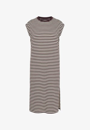 Šaty bez rukávů do kolen s horizontálními hnědými a bílými pruhy, kulatým výstřihem a malým bočním rozparkem na jednobílém pozadí.