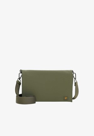 Bolso bandolera rectangular de color verde oliva con una correa ancha de tela desmontable y un pequeño parche de logo naranja en la esquina inferior delantera.