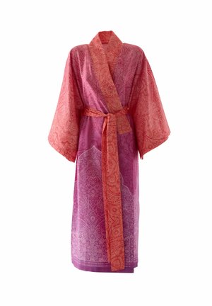 Langer rosa und rot gemusterter Kimono-Stil Bademantel mit weiten Ärmeln und einem Bindegürtel in der Taille vor weißem Hintergrund.