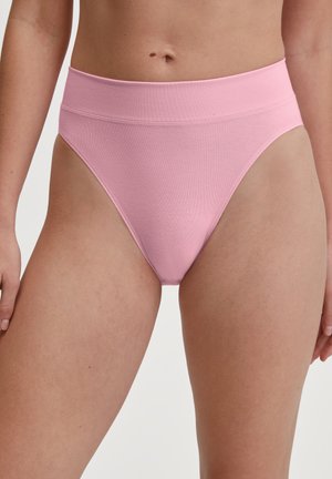 Roze katoenen hipsterondergoed met een brede, gladde tailleband. Kenmerkt zich door een naadloos ontwerp en minimale bedekking met een zachte textuur.