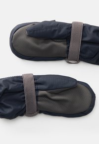 Luvas azul-marinho com uma parte inferior texturizada cinza para aderência, apresentando uma fita de segurança para ajuste e um design acolchoado para calor.