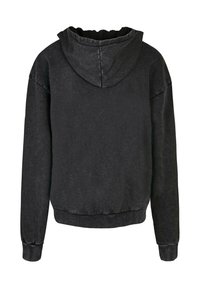Sudadera negra con capucha, de acabado texturizado, corte relajado y puños y dobladillo acanalados. Presenta una gran capucha redonda sin hardware visible.