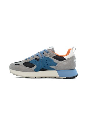 Sneakers con una toma in suede grigio e mesh, dettagli blu, particolari neri, un tab sul tallone arancione e una spessa suola bianca.