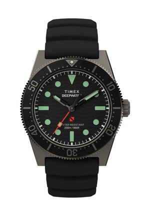 Zegarek nurkowy Timex Deepwater z czarną tarczą, świecącymi zielonymi markerami, obrotowym bezelem, czerwoną wskazówką sekundową i czarnym gumowym paskiem, wodoodporny do 200 m.