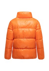 Puffjacka i klar orange med hög krage. Har kviltade sektioner och slät, glänsande tyg. Ingen synlig hårdvara eller detaljer.