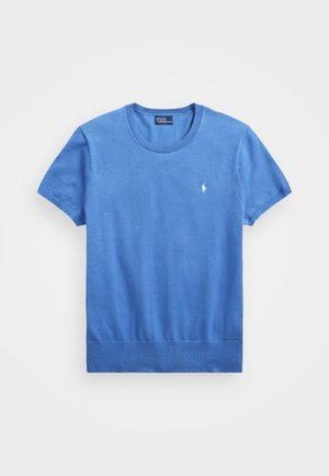 Niebieska, krótka, dzianinowa koszulka Polo Ralph Lauren z okrągłym dekoltem i małym białym haftowanym logo na lewej piersi.