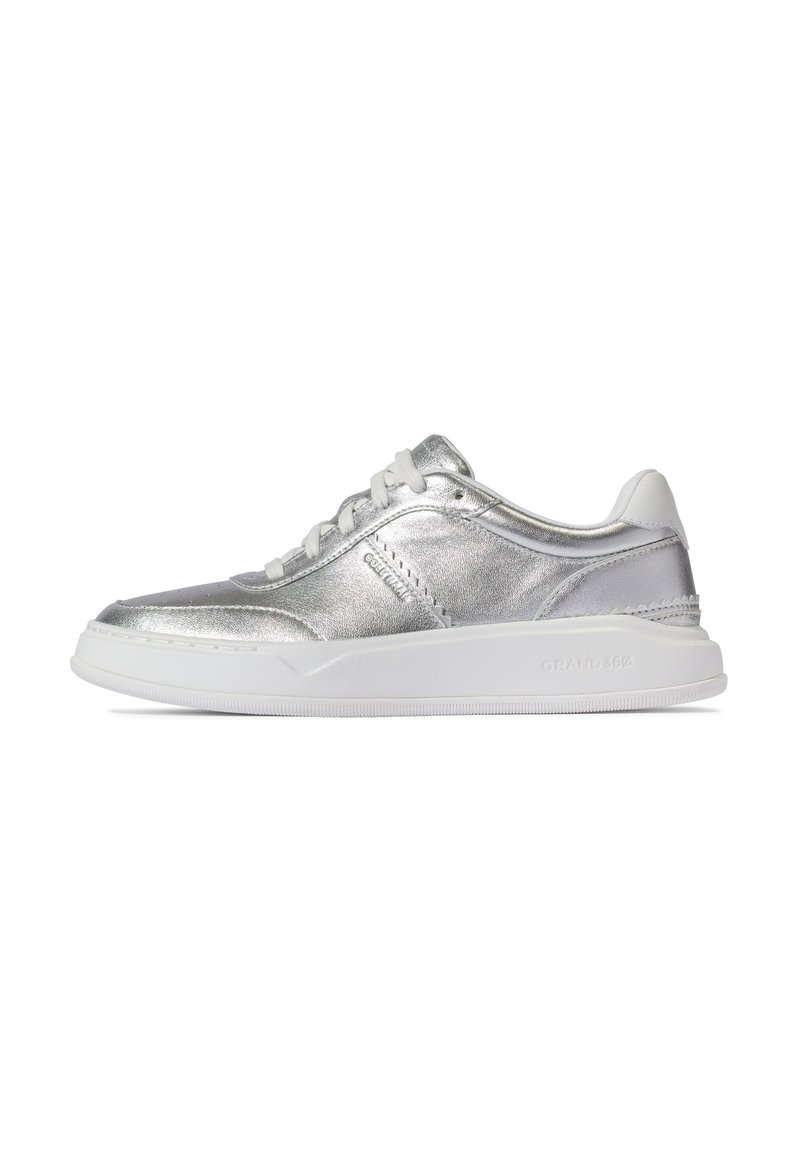 Silverfärgade metalliska sneakers med en slät läderöverdel, vit gummisula och kontrasterande vita snören. Har en låg design.