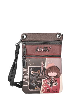 Pequeña mochila bandolera con tonos rosas y marrones, ilustración de una chica de dibujo animado, Torre Eiffel y acentos de texto, que cuenta con dos compartimentos con cremallera.