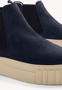 Bocanci de glezna din suede albastru închis, cu panouri laterale elastice și o talpă de platformă Bej, având o textură netedă și un design elegant.