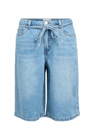 Világoskék farmer rövidnadrág elülső zsebekkel és derékkötővel, térd alá érő hosszúságban, látható varrással.
