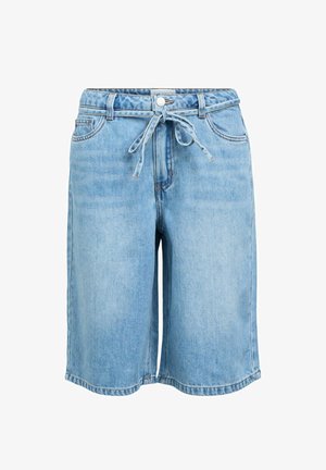 Shorts en denim bleu clair avec poches avant et cordon noué à la taille, longueur au genou avec coutures visibles.