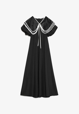 Rochie maxi neagră cu mâneci bufante, guler de tip marinar în alb și detaliu de închidere cu panglică în față, închidere cu fermoar la spate.