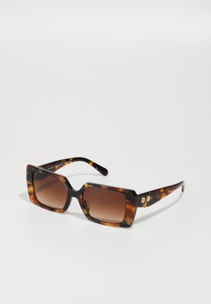 Ochelari de soare pătrați cu un model de broască țestoasă, lentile de culoare maro închis și accesorii din aur pe brațe. Cadru din plastic, design elegant.