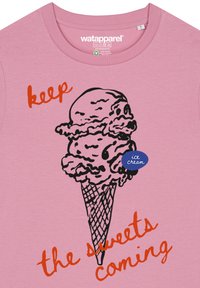 Rosa T-Shirt mit einem schwarzen Eistüten-Grafik. Der Text lautet: "Lass die Süßigkeiten kommen." Das Etikett betont "Eiscreme." Weiches Baumwollmaterial.