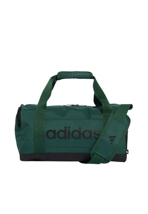 Borsa da viaggio Adidas verde scuro con base nera, doppi manici, tracolla regolabile e grande logo frontale su sfondo bianco.