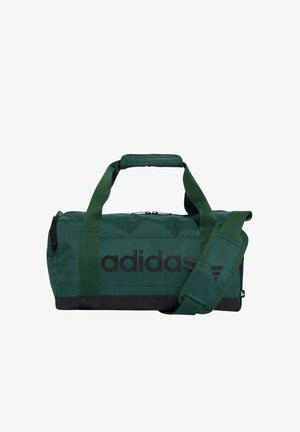 Borsa da viaggio Adidas verde scuro con base nera, doppi manici, tracolla regolabile e grande logo frontale su sfondo bianco.