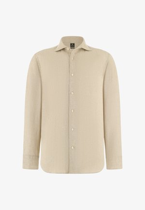 Beżowa koszula na długi rękaw z kołnierzykiem w szpic, wykonana z fakturowanej tkaniny, z klasycznymi mankietami, prezentowana na białym tle.