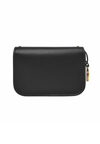 Pochette en cuir noir avec une texture lisse, bords arrondis et accents en métal doré. Dotée d'une fermeture éclair et d'un petit charme décoratif.