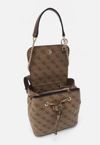 Bolso tipo cubo de patrón marrón con exterior texturizado, detalles en hardware dorado, cierre de cordón y asa combinada de cadena y tela.