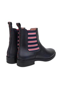 Czarne skórzane botki do kostek z bocznymi elastycznymi panelami w granatowe i czerwone paski, misternym przeszyciem oraz niskim, jednolitym czarnym obcasem.