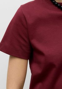Bordeaux katoenen t-shirt met een klassieke ronde hals, korte mouwen en een gladde textuur, met verstevigde stiksels aan de zoom.