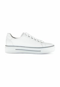 Białe skórzane sneakersy z okrągłym noskiem, płaskim sznurowaniem i teksturowaną gumową podeszwą. Charakteryzują się subtelnymi szarymi akcentami wzdłuż środkowej części podeszwy.