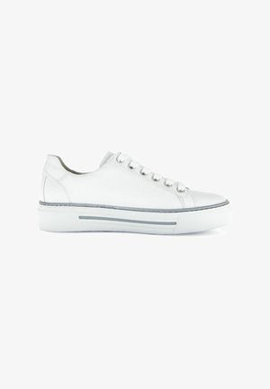 Sneaker bianca in pelle con punta tonda, design piatto con lacci e suola in gomma texturizzata. Presenta sottili accenti grigi lungo il mediale.