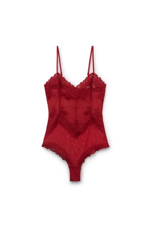 Body de encaje rojo con estampados florales, tirantes finos ajustables, paneles de malla transparente y cierre de presilla en la entrepierna.